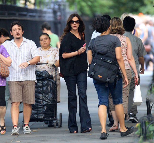 Julia Roberts, black top, jeans, blue sandals, sunglasses, bracelets, cell phone, bag